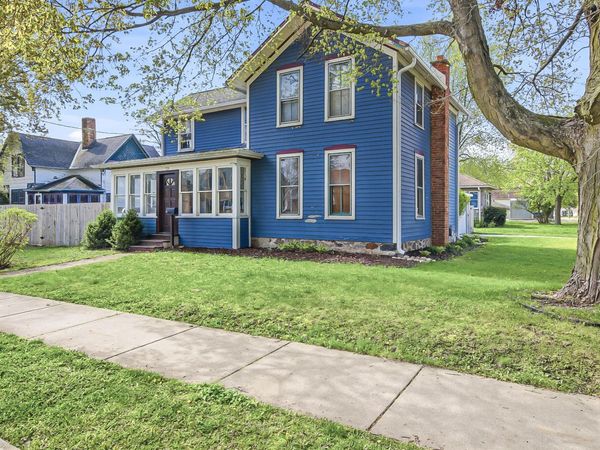 725 W South St, Oconomowoc, WI 53066