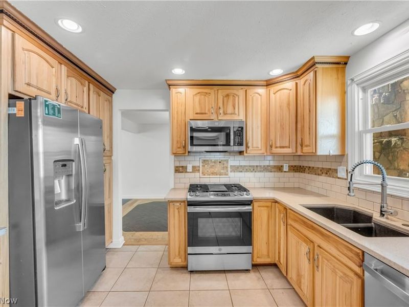20685 Chestnut Drive, Strongsville, OH 44149 Photo 2