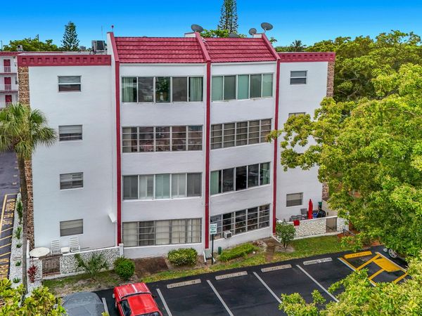 4270 NW 40th Street, Unit 401, Lauderdale Lakes, FL 33319