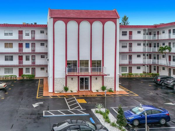 4270 NW 40th Street, Unit 401, Lauderdale Lakes, FL 33319