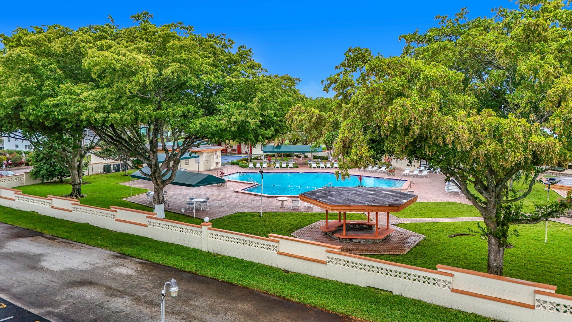 4270 NW 40th Street, Unit 401, Lauderdale Lakes, FL 33319 Photo