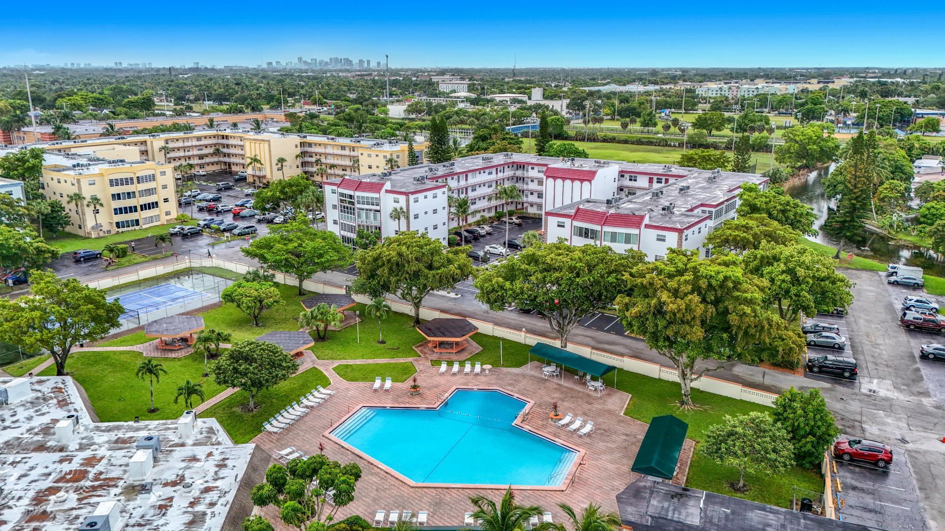 4270 NW 40th Street, Unit 401, Lauderdale Lakes, FL 33319 Photo