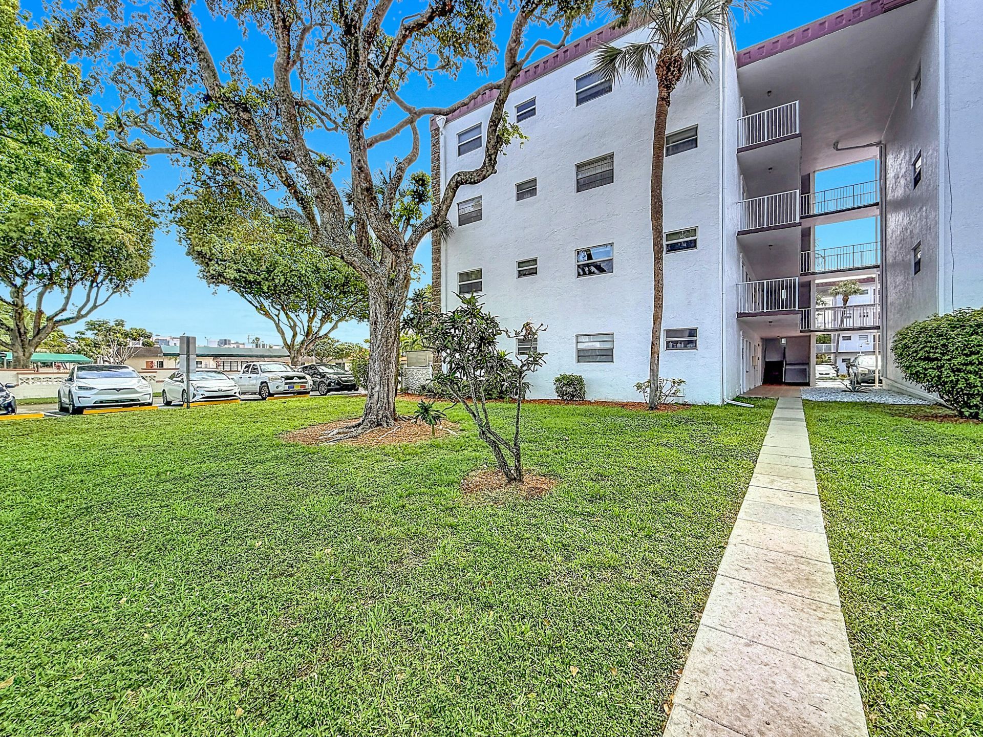 4270 NW 40th Street, Unit 401, Lauderdale Lakes, FL 33319 Photo