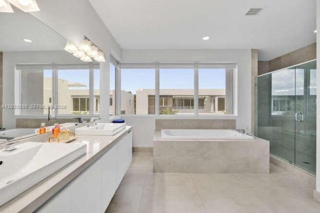 10250 NW 75th Ter , Doral, FL 33178 Photo