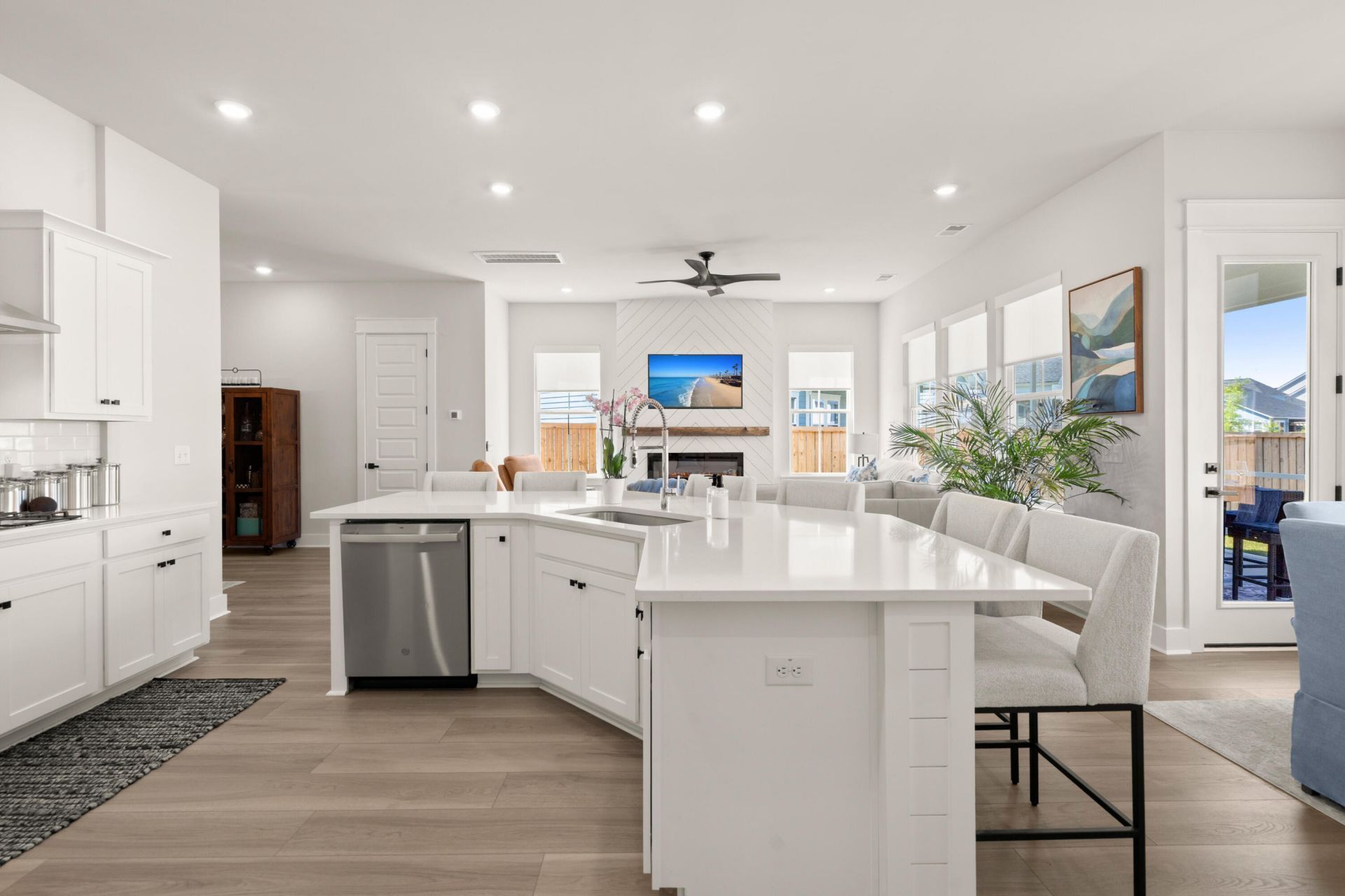 135 E Morton Street Photo 18