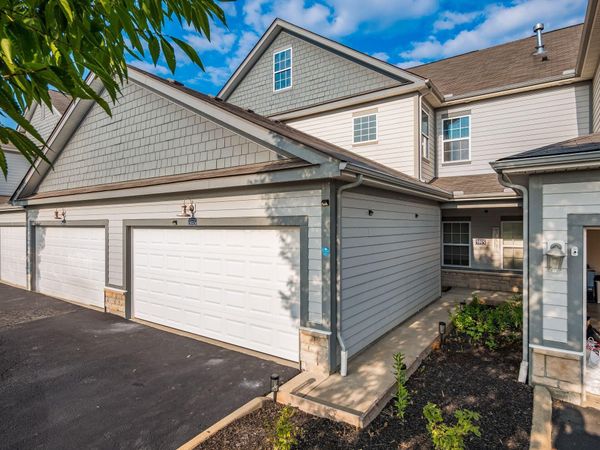 5915 Blackbird Way , Lewis Center, OH 43035
