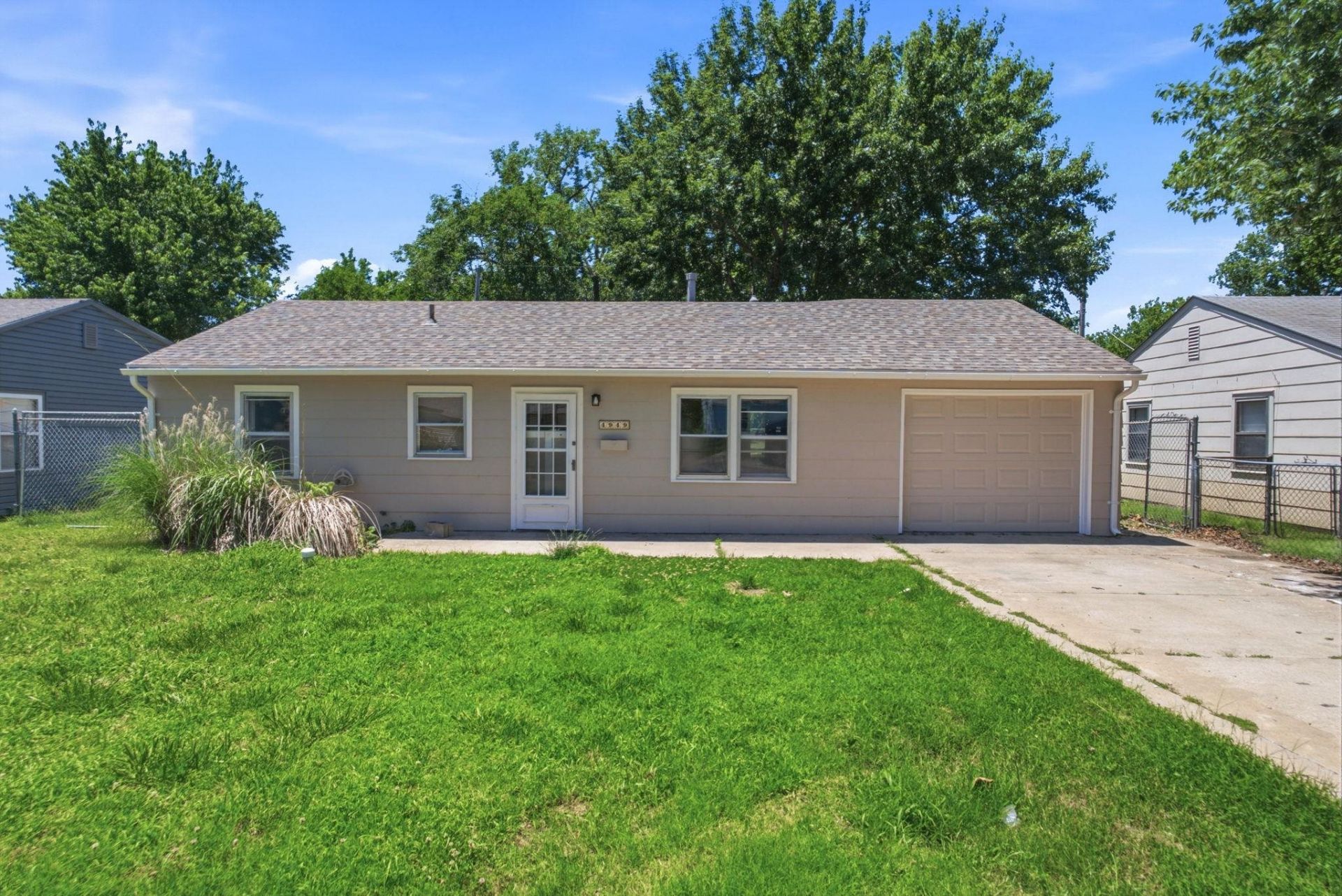 4949 S Cedardale Ave, Wichita, KS 67216 Main Photo
