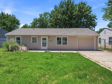 4949 S Cedardale Ave, Wichita, KS 67216