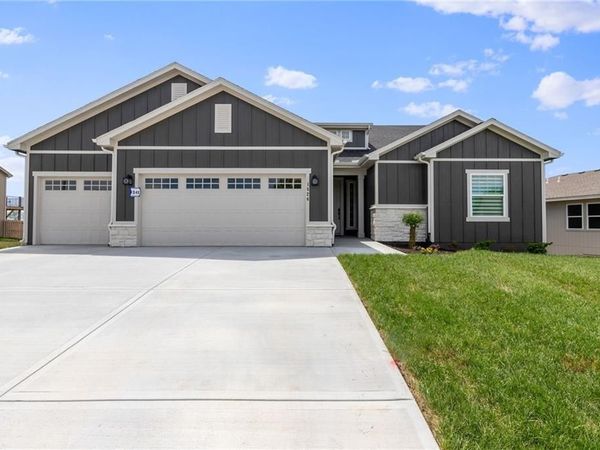 1386 N 163rd Court, Basehor, KS 66007