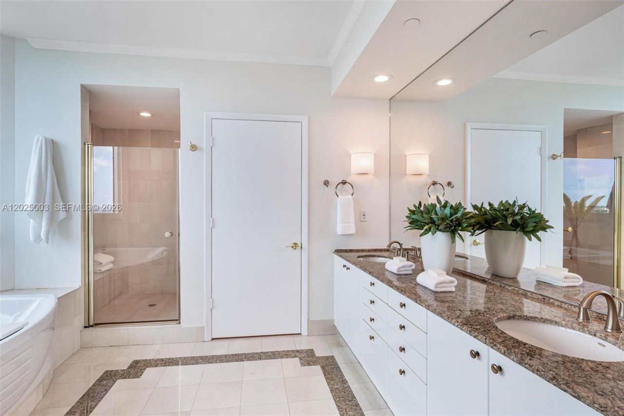 300 S Pointe Dr, Unit 1001, Miami Beach, FL 33139 Photo