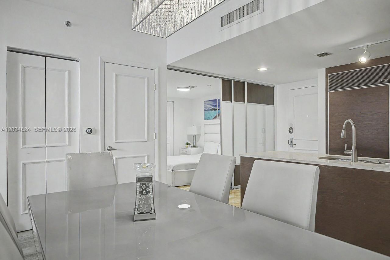 485 Brickell Ave , Unit 2009, Miami, FL 33131 Photo