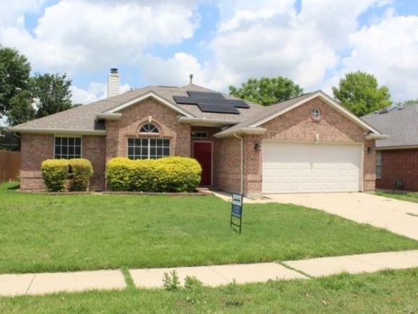 1070 Hillwood Drive, Saginaw, TX 76179