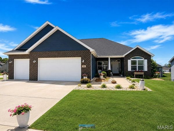204 Meridian Oaks Drive, Glen Carbon, IL 62034