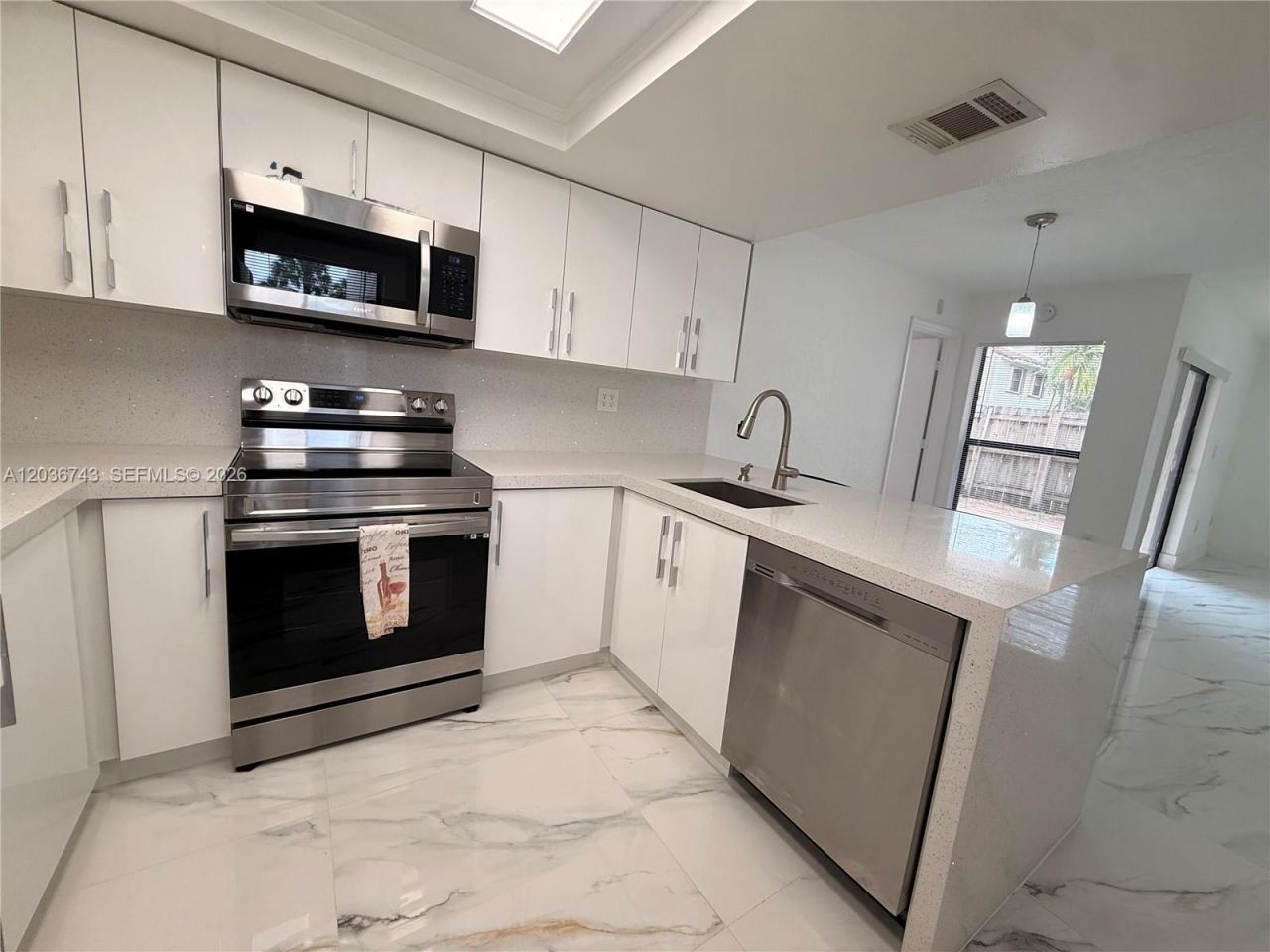 10875 NW 7th St , Unit 11-36, Miami, FL 33172 Photo