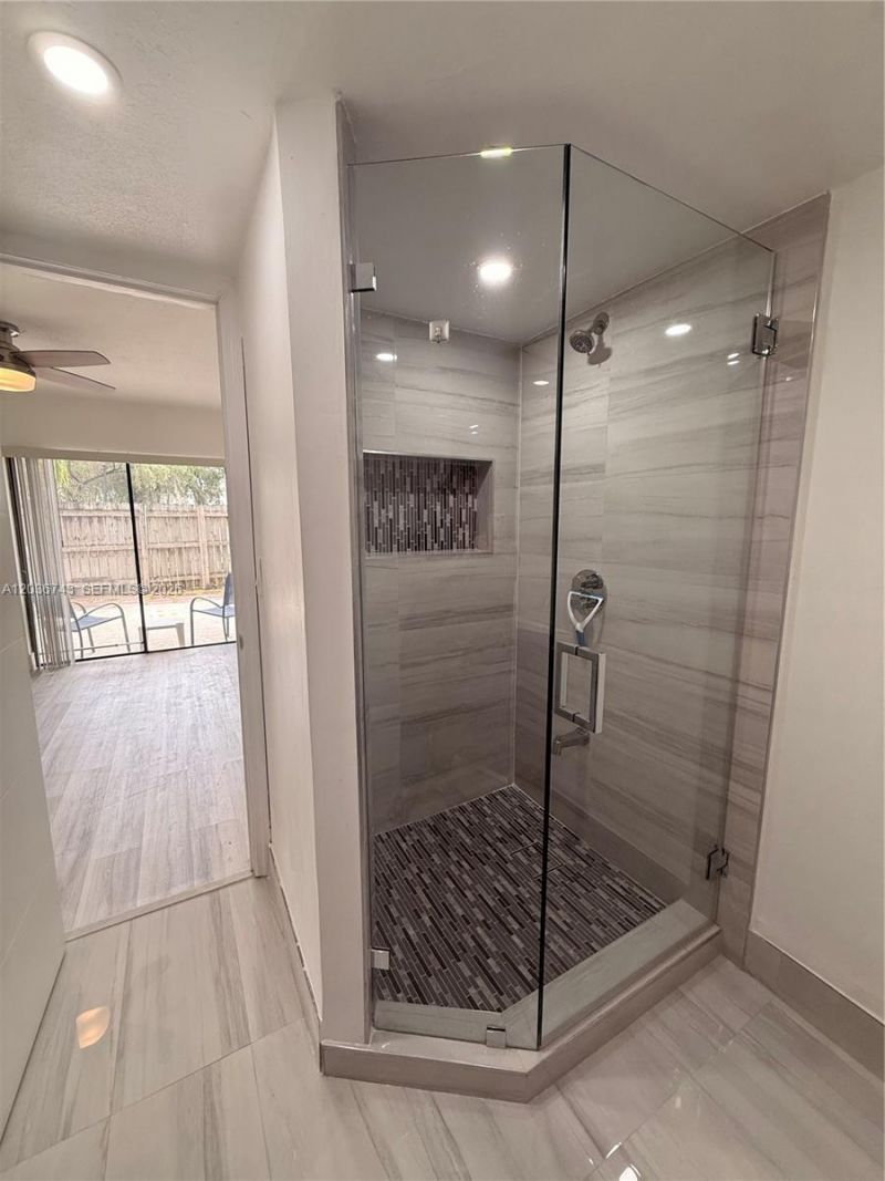 10875 NW 7th St , Unit 11-36, Miami, FL 33172 Photo