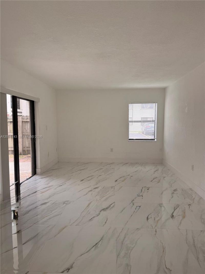 10875 NW 7th St , Unit 11-36, Miami, FL 33172 Photo
