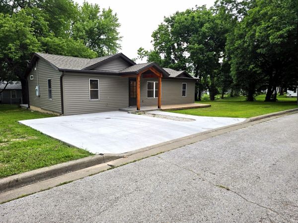 717 E Van Buren Street , Bolivar, MO 65613