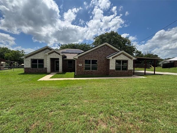 621 N Avenue B , Springtown, TX 76082