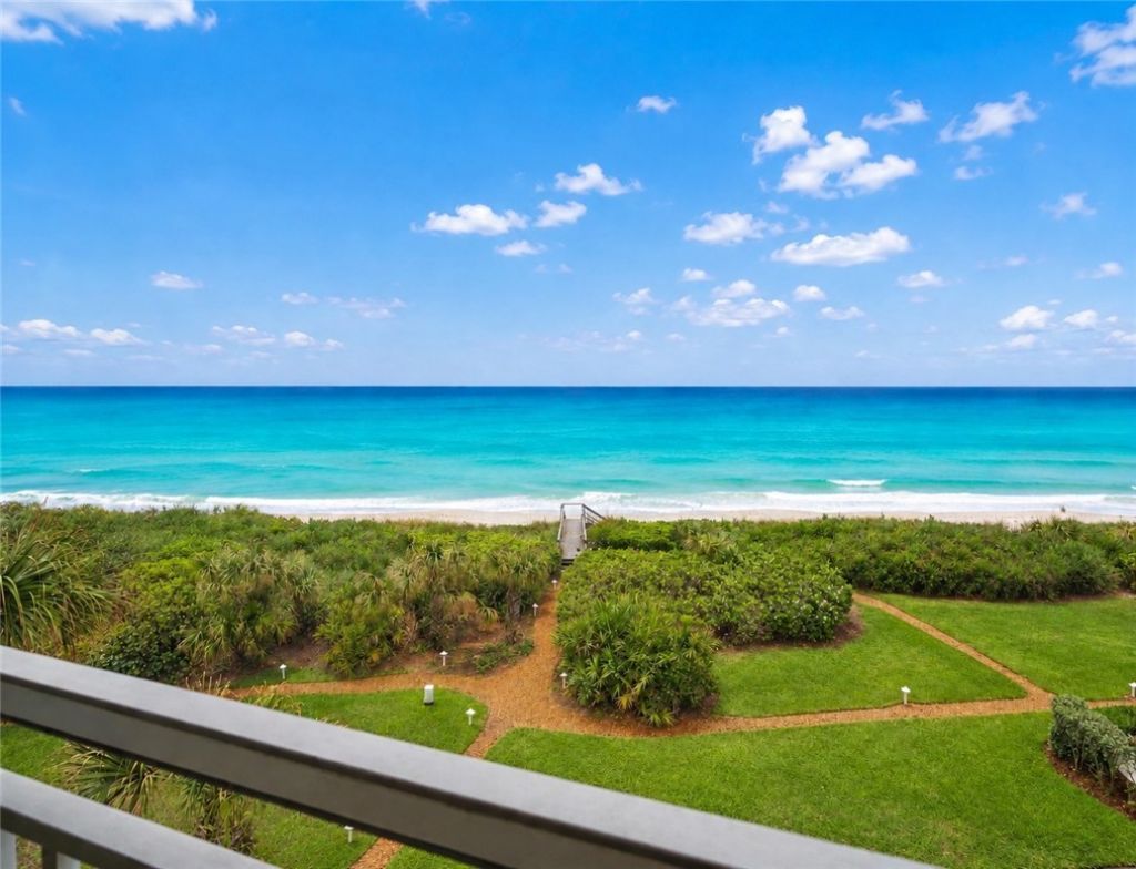 8814 S Sea Oaks Way, Unit 306, Vero Beach, FL 32963 Photo