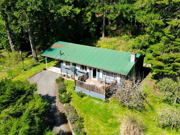 201 Harrison Ave NW, Salt Spring, BC V8K 2N3