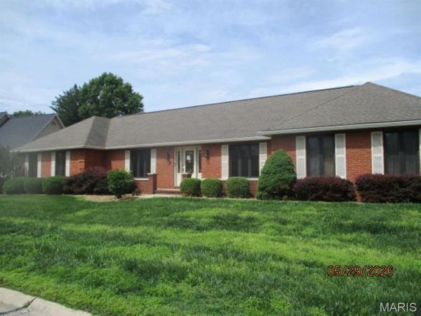 200 Lake Lorraine Drive , Swansea, IL 62226