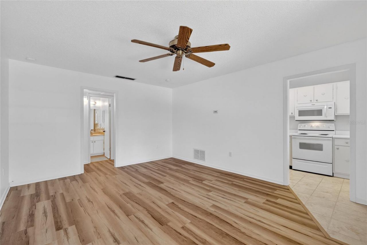 200 E 10th Avenue , Unit 8, Mount Dora, FL 32757 Photo