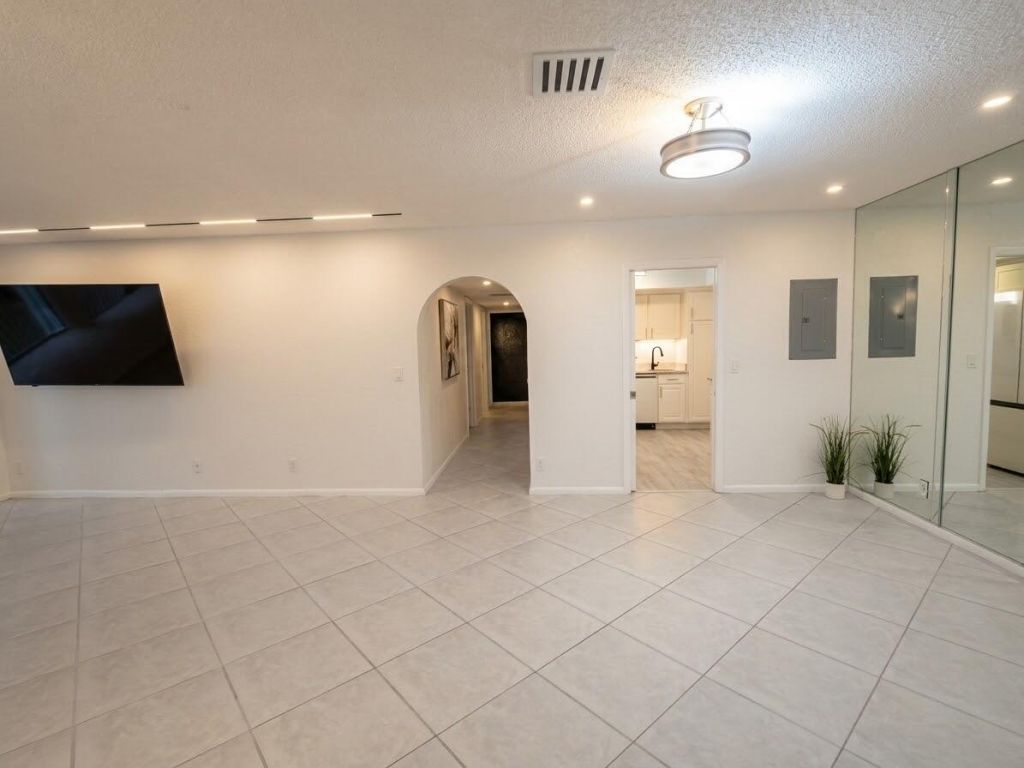 1639 Embassy Drive, Unit 202, West Palm Beach, FL 33401 Photo