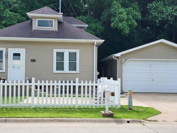 722 Peru Road, Dubuque, IA 52001