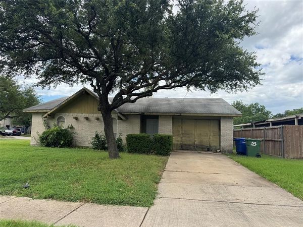 2124 Highbury Road , Carrollton, TX 75007