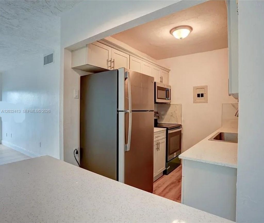 5501 NW 7th St , Unit E408, Miami, FL 33126 Photo