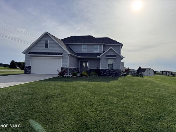 402 Castle Cove , Genoa, OH 43430