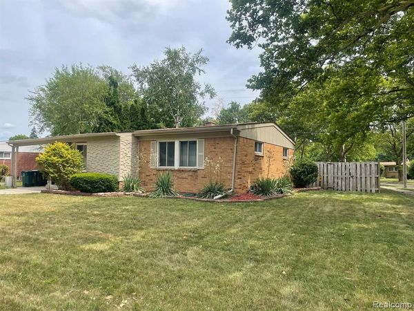 15341 MARLOW Corner N, Oak Park, MI 48237