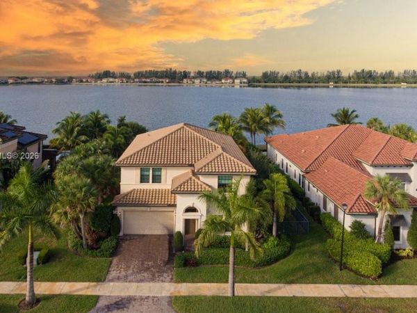 8725 Parkland Bay Dr , Parkland, FL 33076