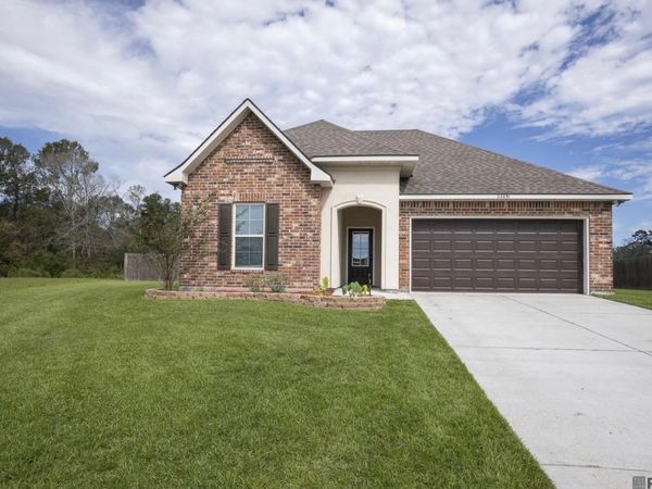 23091 Antler Lake Dr, Denham Springs, LA 70726