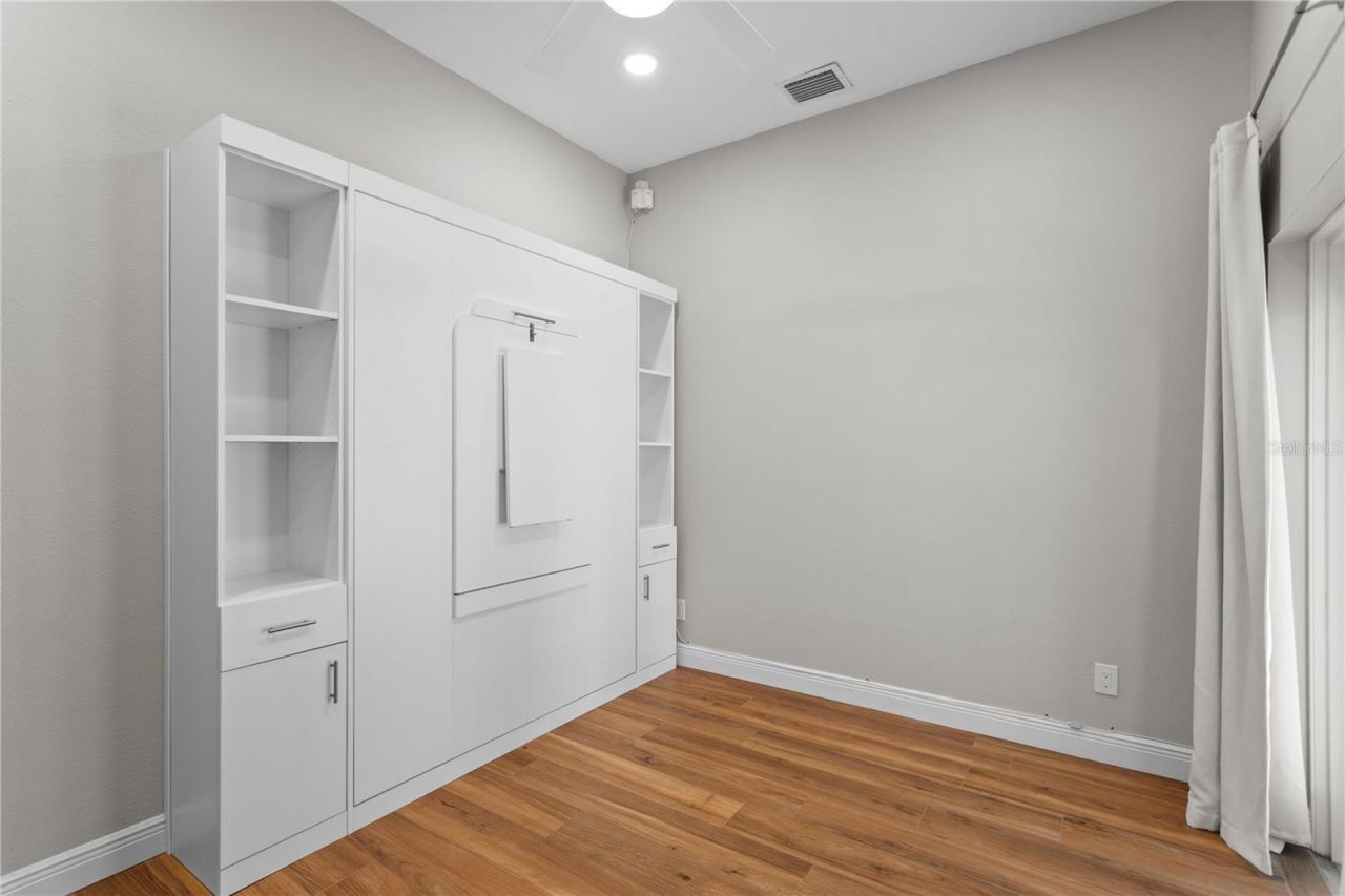 1230 Darlington Oak Circle Ne, Saint Petersburg, FL 33703 Photo