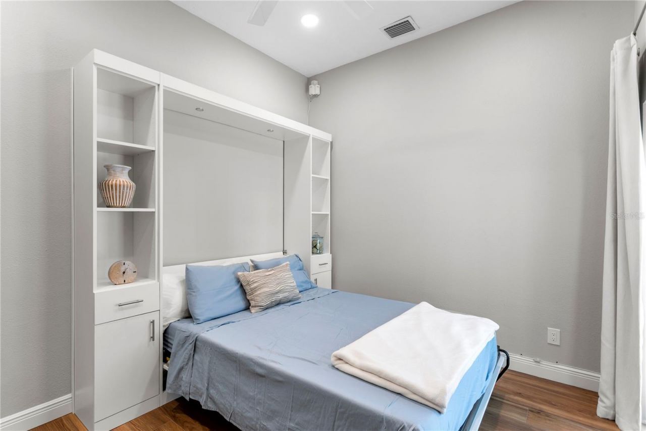 1230 Darlington Oak Circle Ne, Saint Petersburg, FL 33703 Photo