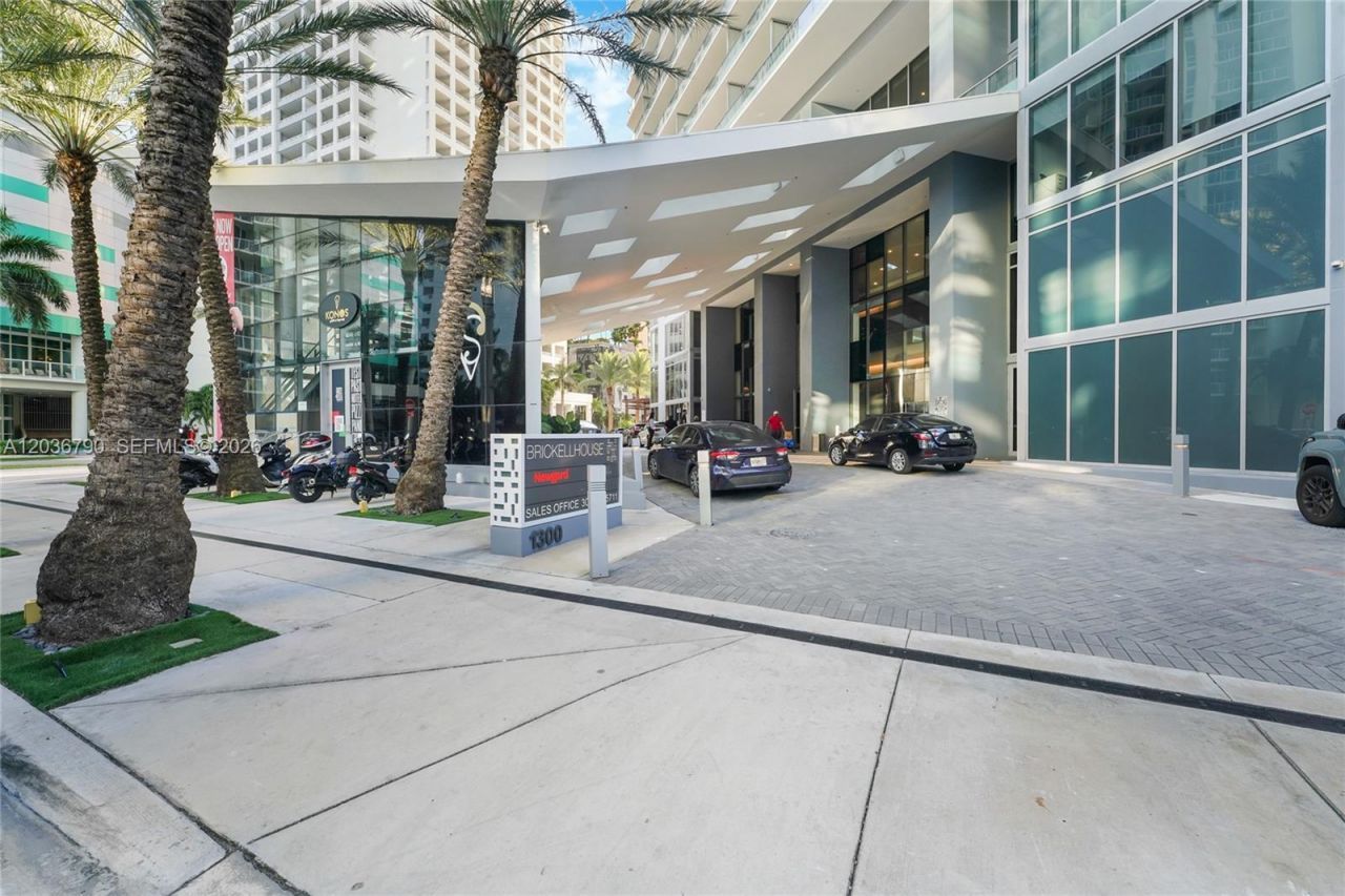 1300 Brickell Bay Dr, Unit 1003, Miami, FL 33131 Photo