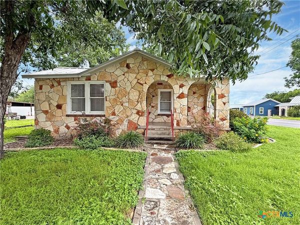 1195 W Coll Street, New Braunfels, TX 78130