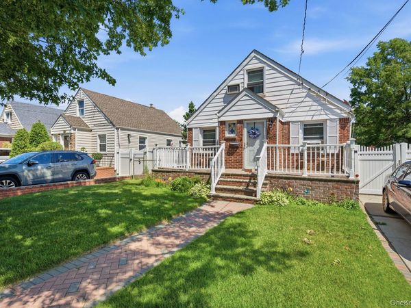 10 Everett Street , Valley Stream, NY 11580