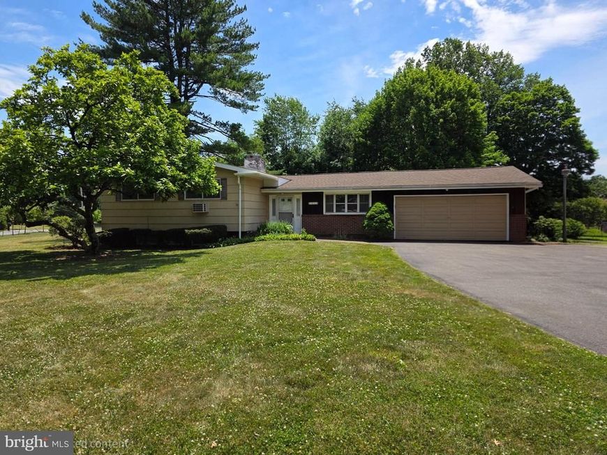 1611 Mark Twain Cir, Bethlehem, PA 18017 Main Photo