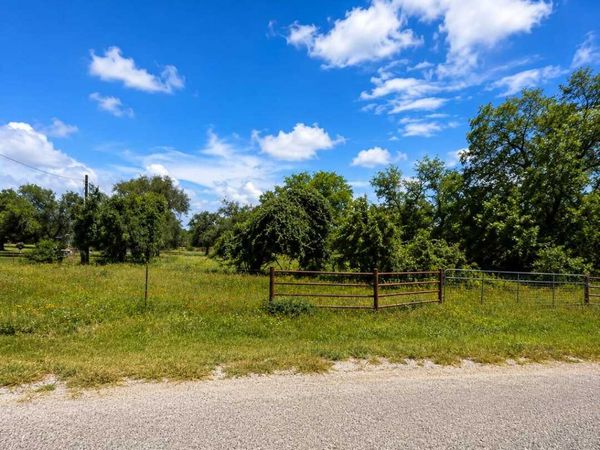 68749 E County Road 6871, Natalia, TX 78059