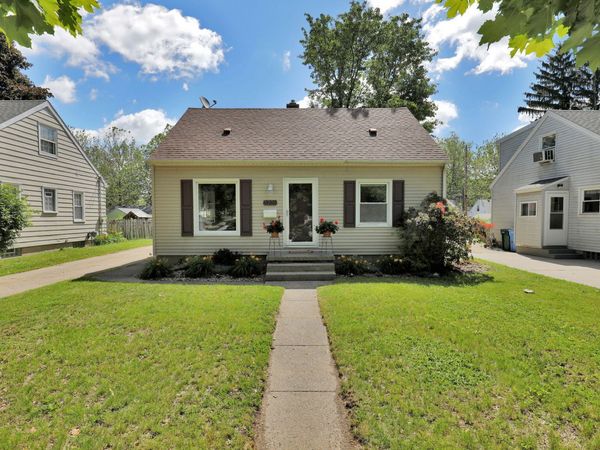 3201 Sablain Parkway Drive, Lansing, MI 48910