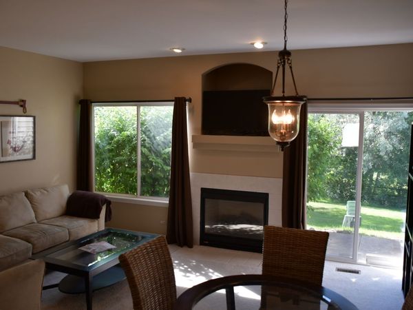 1045 Woodview Court , Aurora, IL 60502