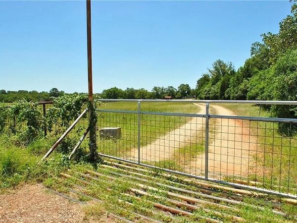 21741 E Interstate 10 , Luling, TX 78648