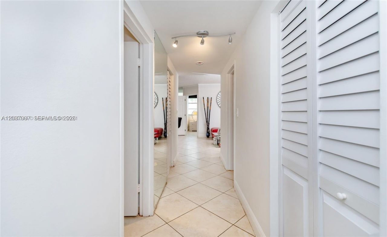 905 Brickell Bay Dr, Unit 623, Miami, FL 33131 Photo