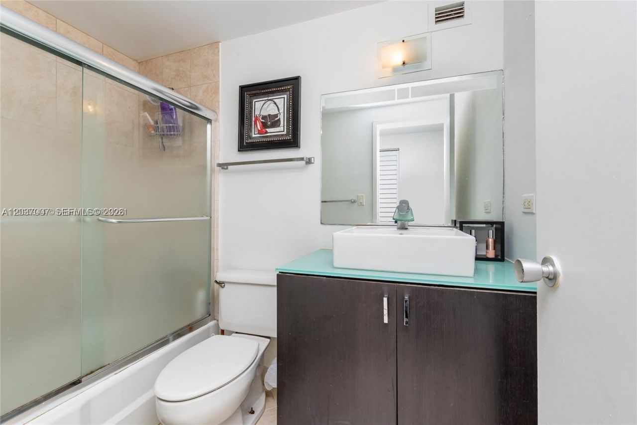 905 Brickell Bay Dr, Unit 623, Miami, FL 33131 Photo