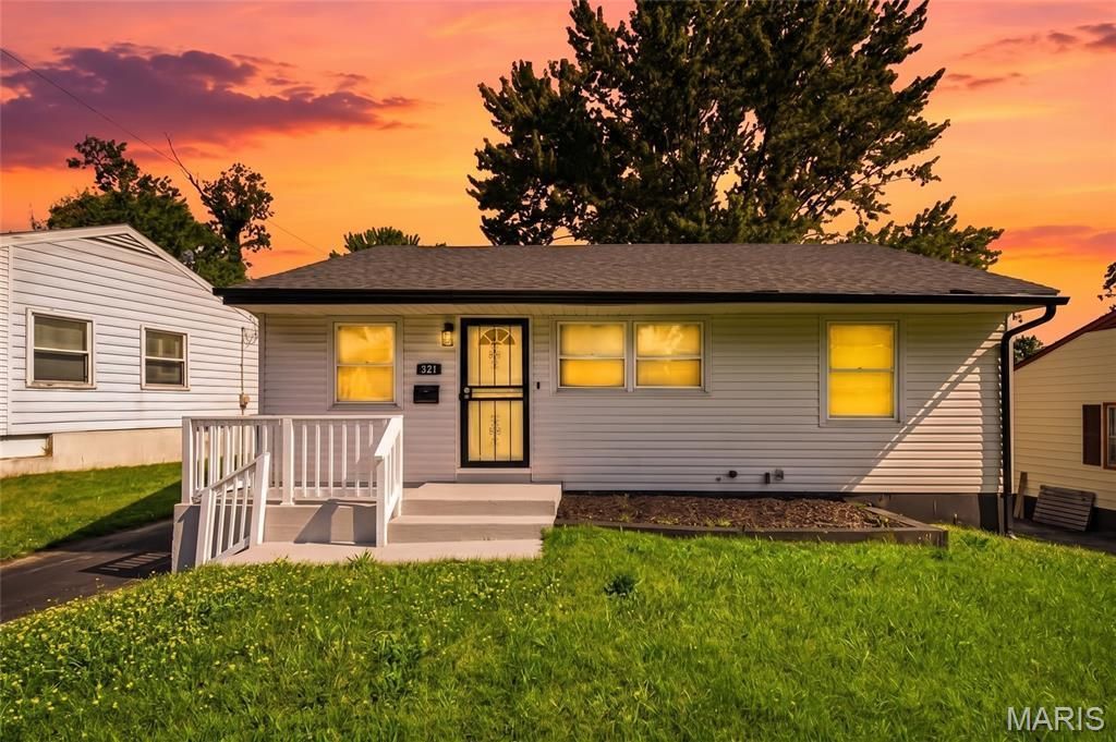 321 Caithness Road, Saint Louis, MO 63137 Main Photo