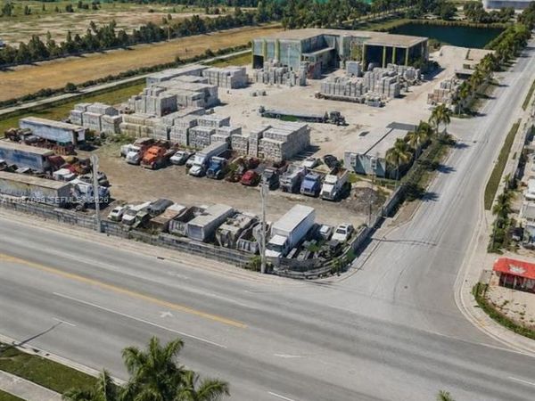 8720 NW 91st St , Medley, FL 33178