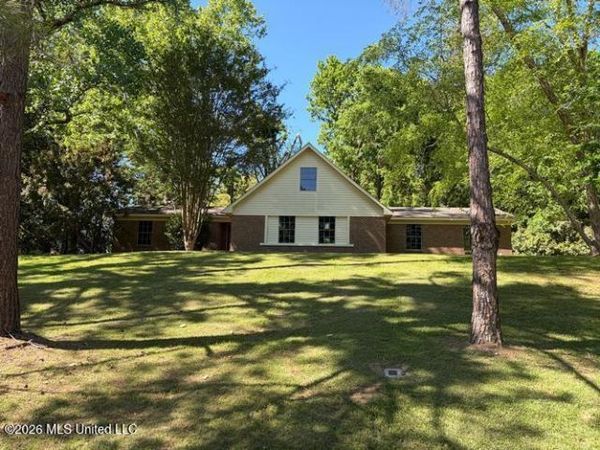 1709 Sherwood Circle, Yazoo City, MS 39194