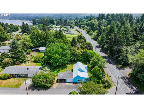 677 SE MOFFITT RD, Waldport, OR 97394